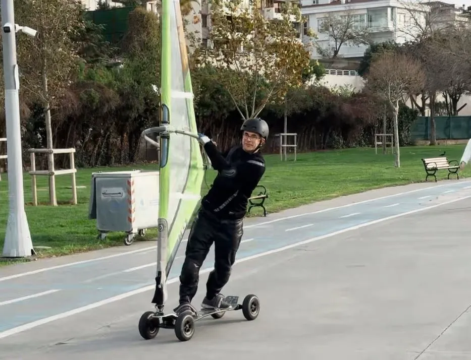 Deniz rüzgarıyla karada sörf yaptı