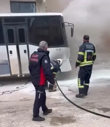 Park halindeki midibüs alev aldı