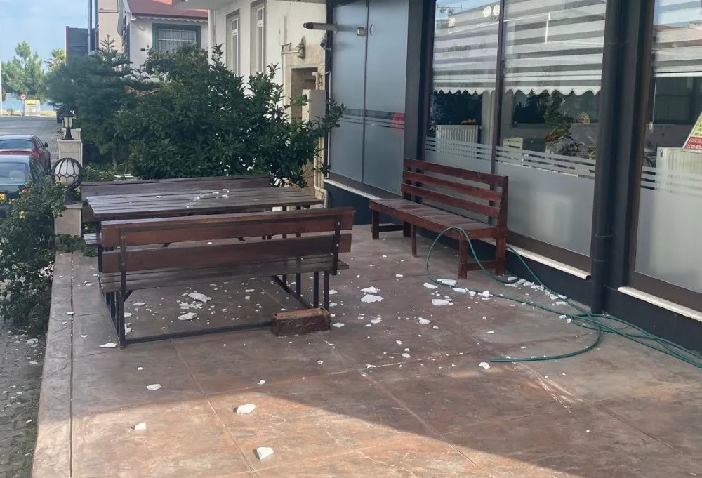Binadan düşen sıva parçaları tehlike saçıyor