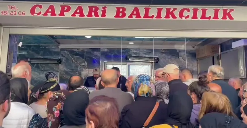 Hopa’da kilosu 20 liradan satılan hamsiye ilgi yoğun