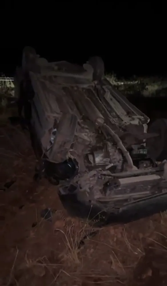 Devrilen otomobildeki kadın öldü, eşi ve oğlu yaralandı