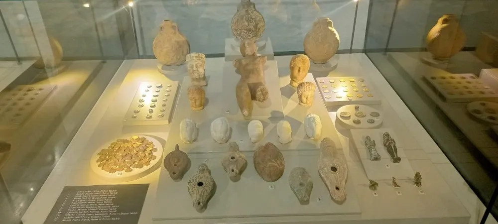 Tarihi eser kaçakçılığına dikkat çeken sergi ziyaretçilerini ağırlıyor