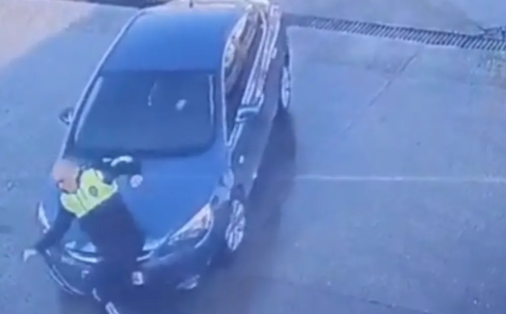 Dikkatsiz sürücünün polise çarpma anı kamerada