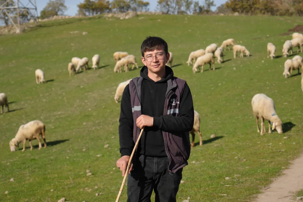 Üniversiteyi okudu, baba ocağına dönüp sürü sahibi oldu