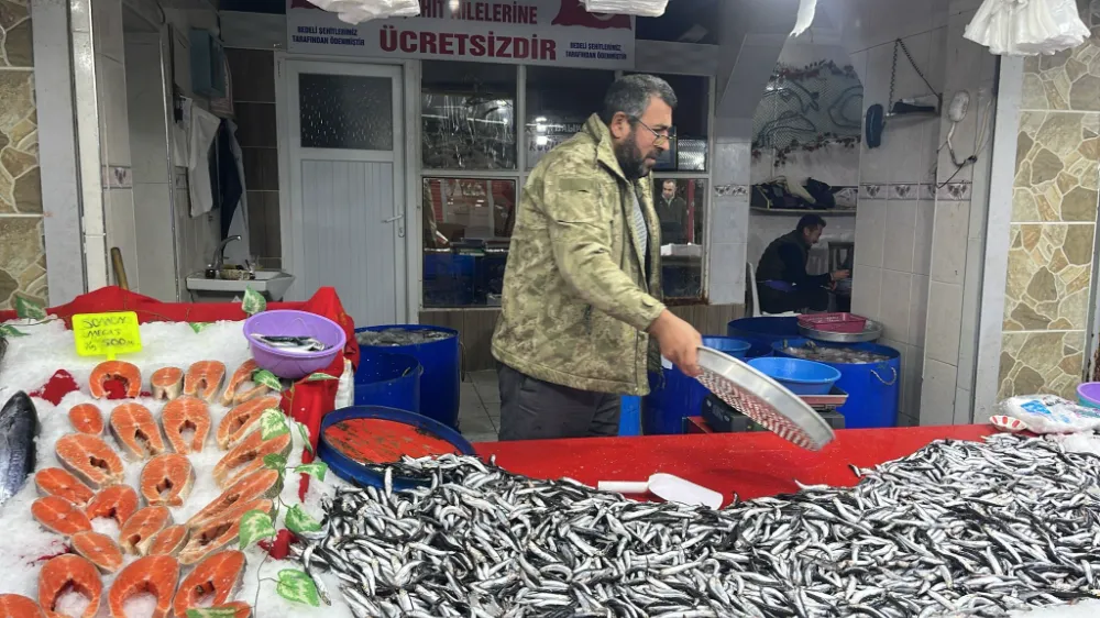 Tavşanlı balık pazarında en çok hamsi ilgi görüyor