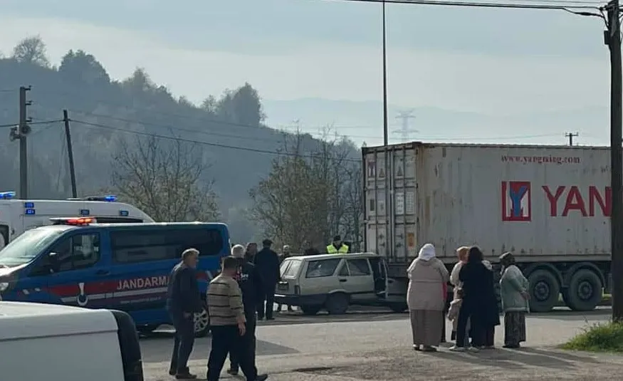 Otomobil tıra ok gibi saplandı: 2 yaralı