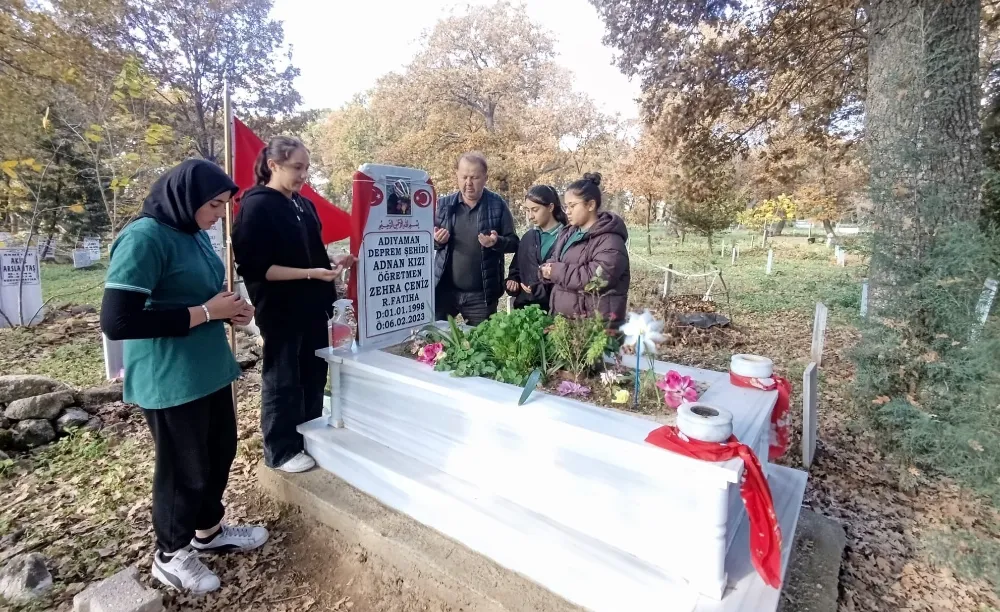 Gördesli öğrenciler şehit öğretmenleri unutmadı