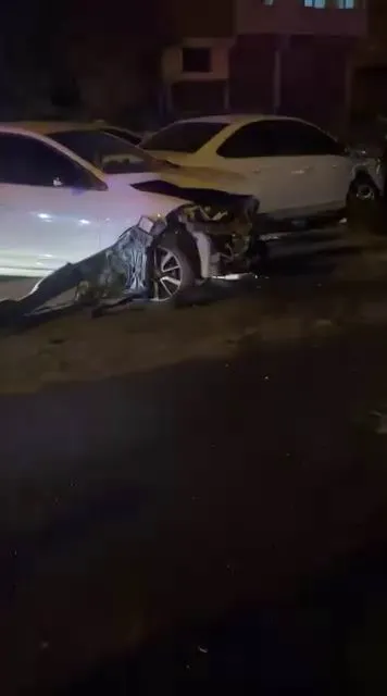 Ehliyetsiz sürücü park halindeki araçlara çarptı: 1 yaralı