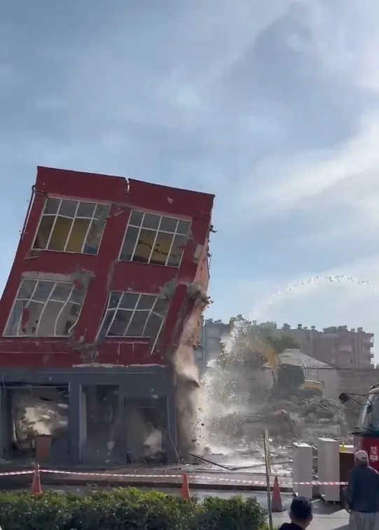 Mersin’de 2 katlı bina titreşimle yıkıldı