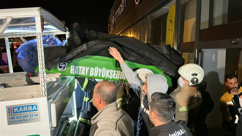 Yangından kaçmak isterken alevlerin içerisine giren 2 kişi yanarak can verdi