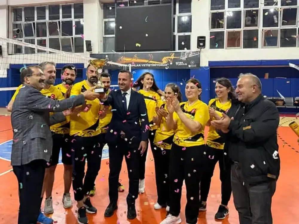 Artvin’de 24 Kasım Öğretmenler Günü Voleybol Turnuvası Sona Erdi