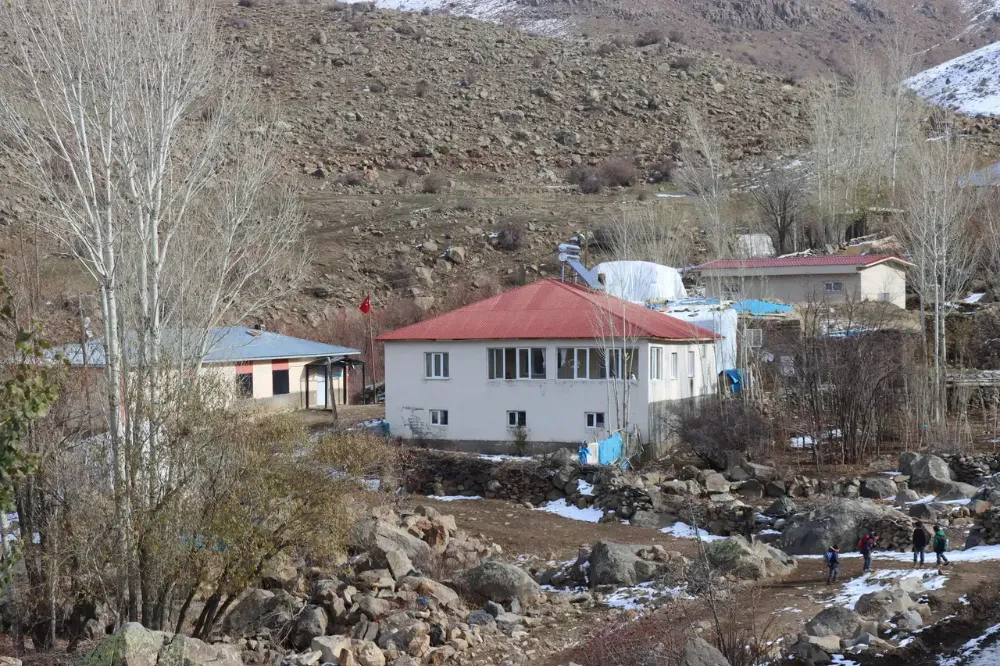 Çat Belediyesi, Kışa Hazırlıkta Mahalle Yollarını Güçlendiriyor