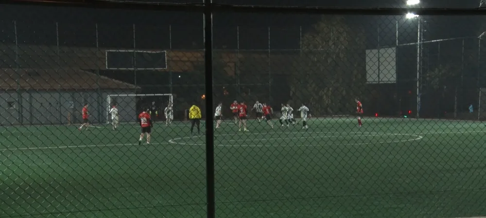 Geç saatlere kadar açık olan halı sahadaki aşırı gürültü mahalle halkının kabusu oldu