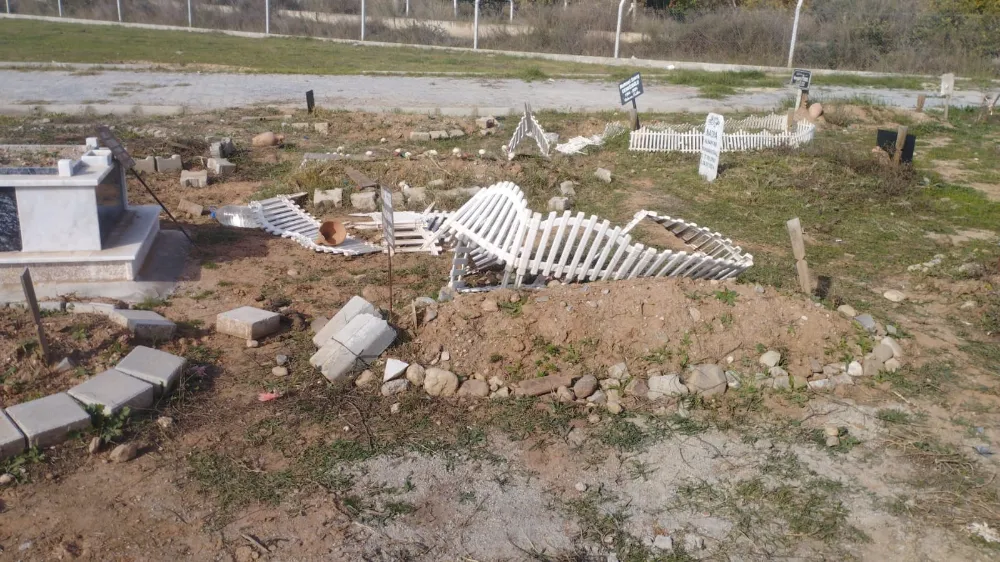 Yakınlarının dağılmış mezarlarını görenler Efeler Belediyesi