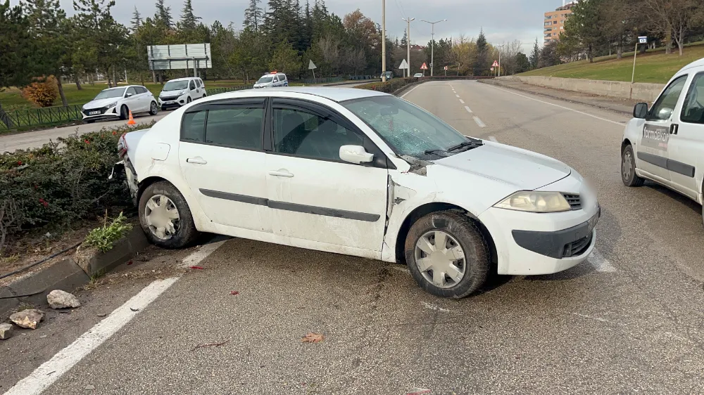 Otomobilin refüjde çarptığı kadınlara karşıdan gelen otomobil de çarptı: 1 ölü, 1 yaralı