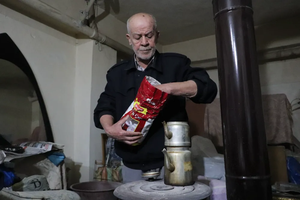 Bodrum katında 15 yıldır hayata tutunmaya çalışıyor