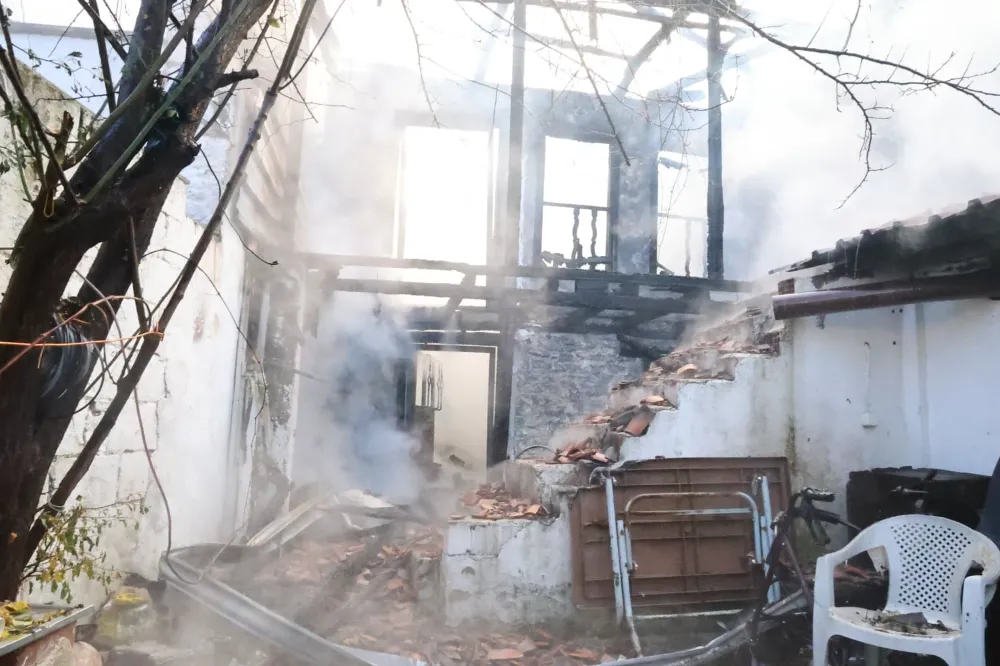 Menteşe’deki yangında 2 ev kullanılmaz hale geldi