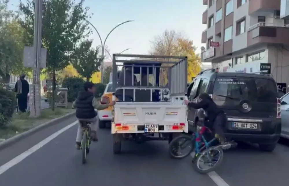 Diyarbakır’da bisikletli çocukların tehlikeli yolculuğu