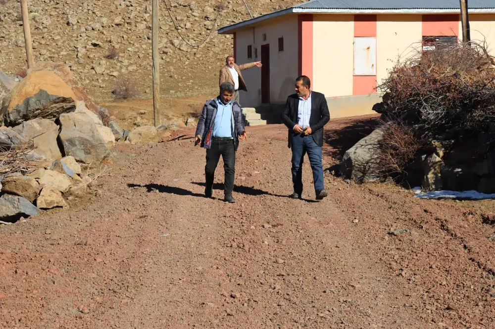 Çat Belediyesi, Çimenözü Mahallesi’nde Yol Çalışmalarını İnceledi