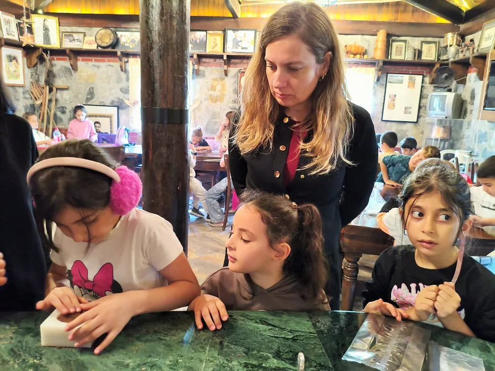 Öğrenciler kestane şekeri üretimini yerinde gözlemledi