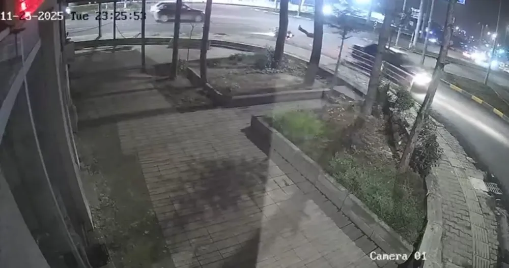 Otomobille motosikletin çarpıştığı kaza kamerada