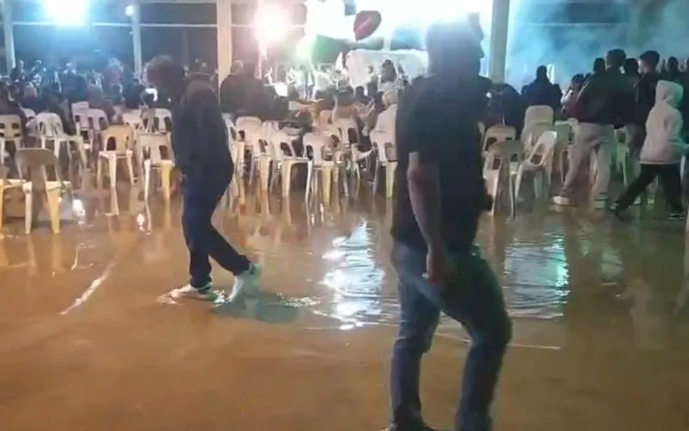 Düğün Pistini Su Bastı, Eğlence Yine de Durmadı