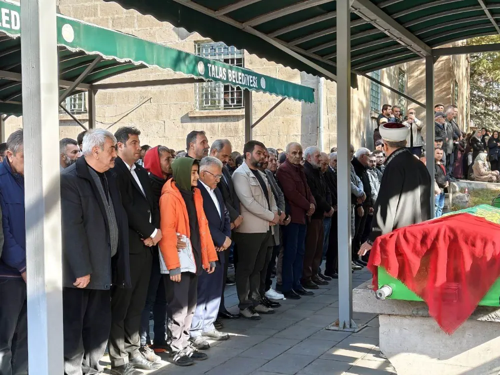 Kayseri’de Sokak Ortasında Öldürülen Kadın Toprağa Verildi