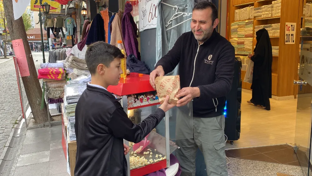 Eskişehir’de Dükkan Önünü Kalabalık Göstermek İçin Günlük 20 Kilo Patlamış Mısır