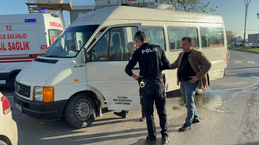 Samsun’da Minibüs ve Otomobil Çarpıştı: 1 Kişi Yaralandı