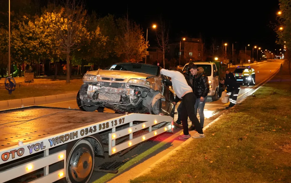 Denizli’de Kontrolden Çıkan Otomobil Yavaş Levhasına Çarptı