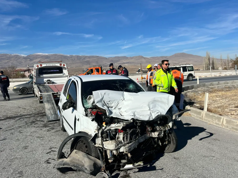 Niğde-Kayseri Yolunda Otomobil ile Kamyon Çarpıştı: 1 Yaralı