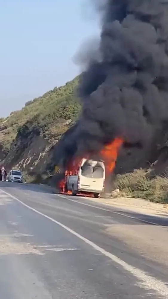 Hatay’da Seyir Halindeki Minibüs Alevlere Teslim Oldu