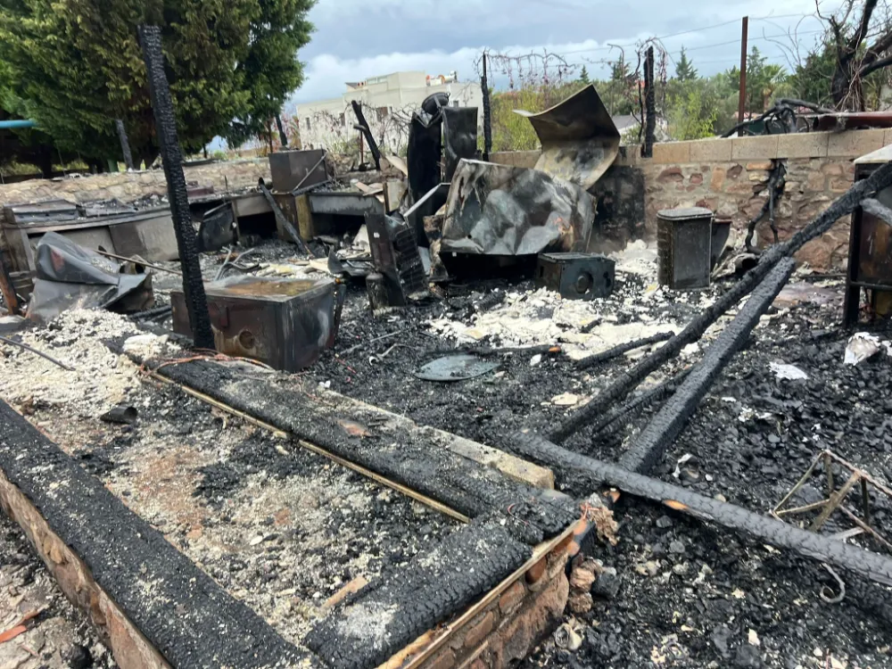 Bozcaada’da Otel Yangını: 16 Odalı Otel Küle Döndü, 1 Köpek Telef Oldu