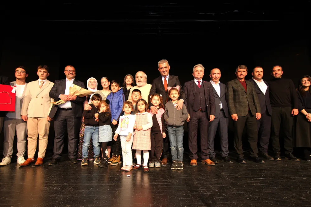 “Bir Gün Değil Bir Gül’dür Öğretmen” Tiyatro Gösterisi Ayakta Alkışlandı