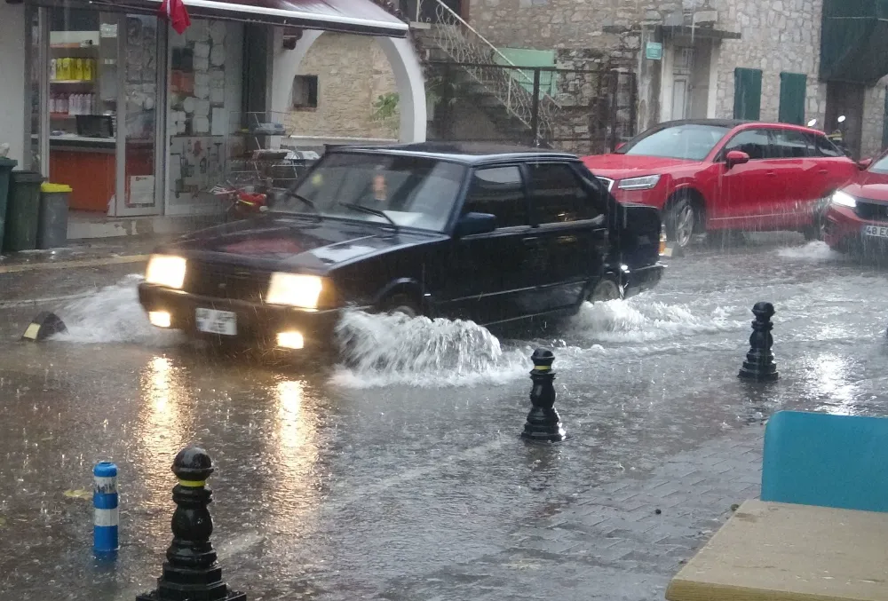 Menteşe’de Şiddetli Yağmur ve Dolu Hayatı Olumsuz Etkiledi