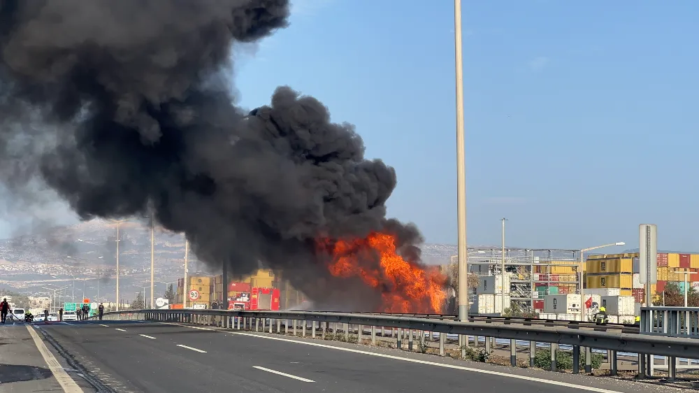 Mersin’de Mazot Yüklü Tanker Alev Alev Yandı