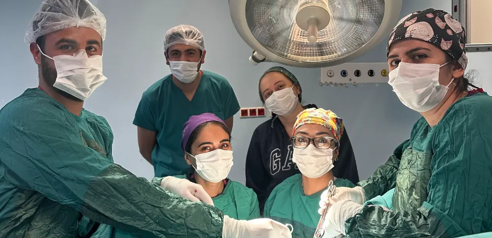 Kağızman Devlet Hastanesi’nde Karın Kesisi Olmadan Histerektomi Ameliyatı Gerçekleştirildi