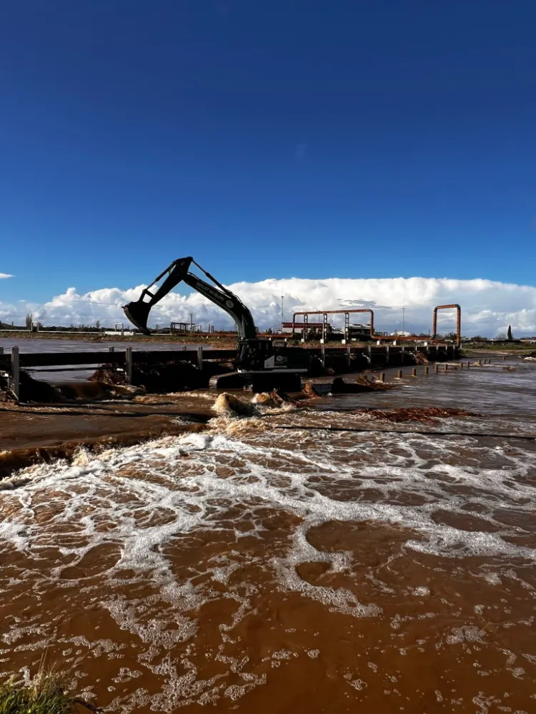 Ayvacık’ta Şiddetli Yağış Tuzla Çayı’nı Taşırdı: Ekipler Sahada Çalışmalarını Sürdürüyor