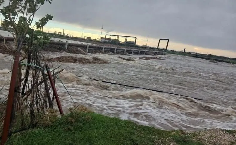 Ayvacık’ta Aşırı Yağış Tuzla Çayı’nı Taşırdı, Tarım Arazileri Sular Altında Kaldı