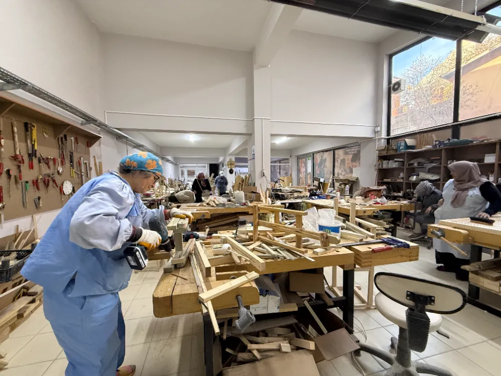Kadınlar Ahşap Atölyesinde Hem Öğreniyor Hem Üretiyor