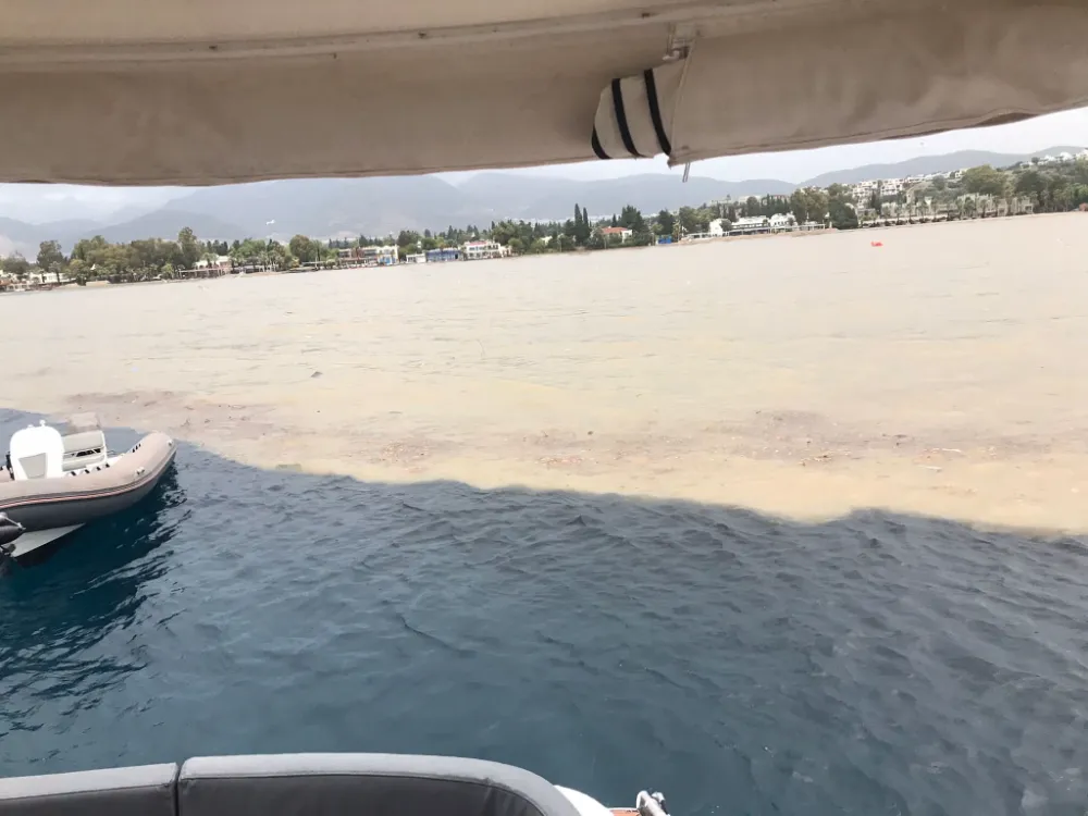 Bodrum’da Sağanak Sonrası Deniz İki Renge Büründü