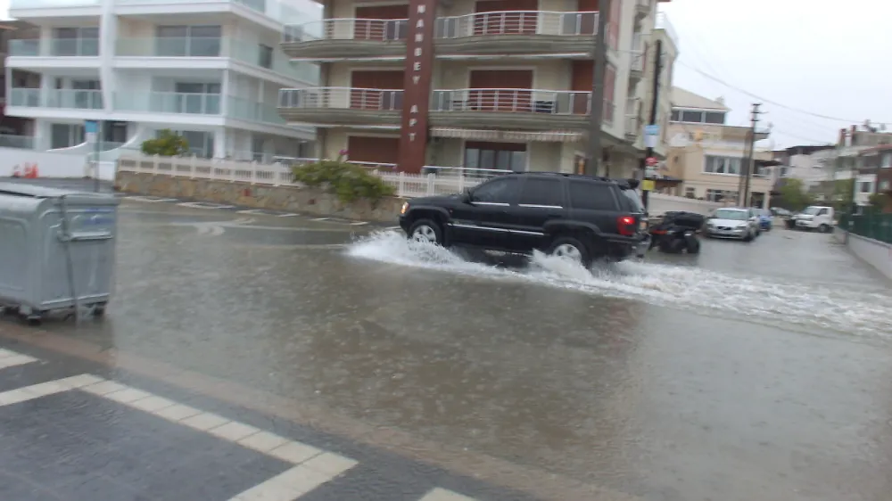 Burhaniye’de Sağanak Yağış Hayatı Felç Etti: Yollar Göle Döndü, Bodrum Katları Su Bastı
