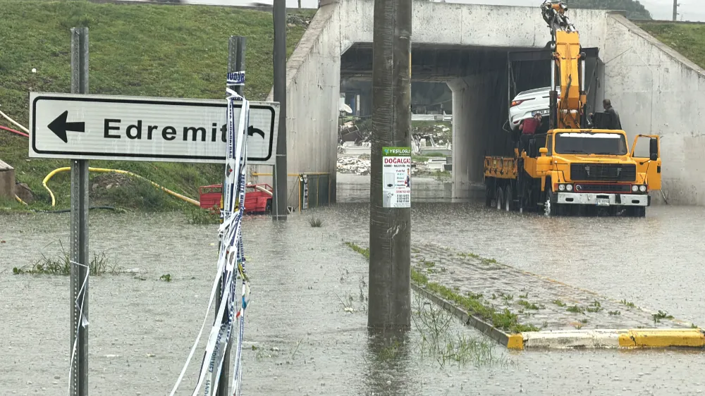 Edremit’te Sağanak Hayatı Felç Etti