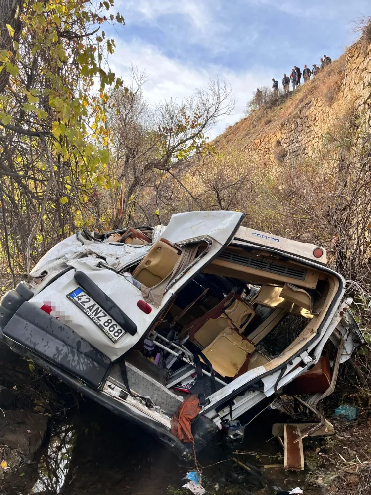 Öğrenci servisi uçuruma yuvarlandı: 14 yaralı