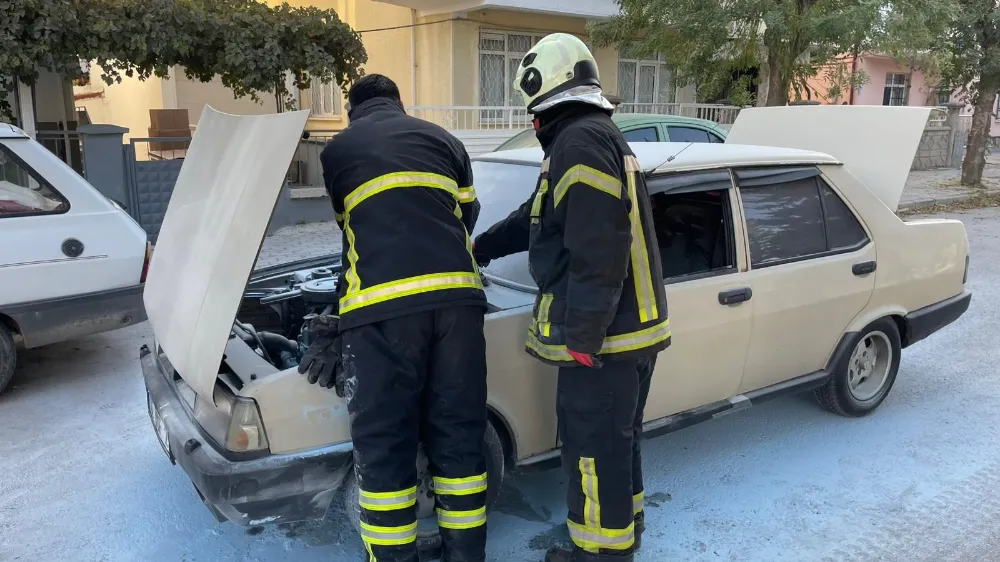 Karaman’da alev alan Fiat Tofaş’ı vatandaşlar söndürdü