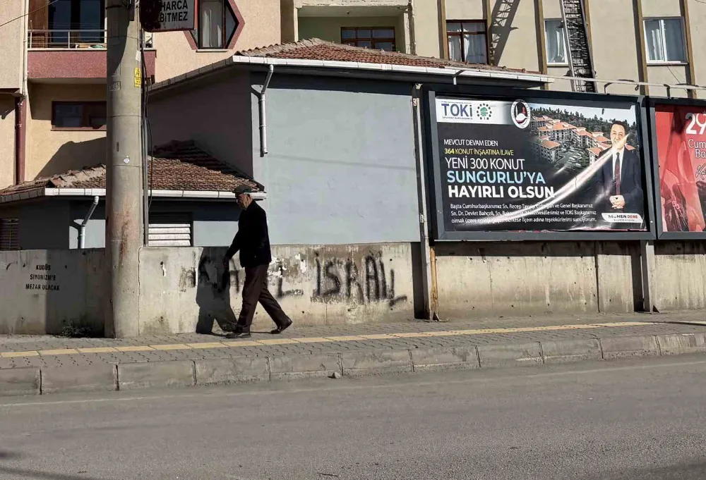 Savunma sanayisi merkezi haline gelen ilçede TOKİ konutları için bilboardlı teşekkür