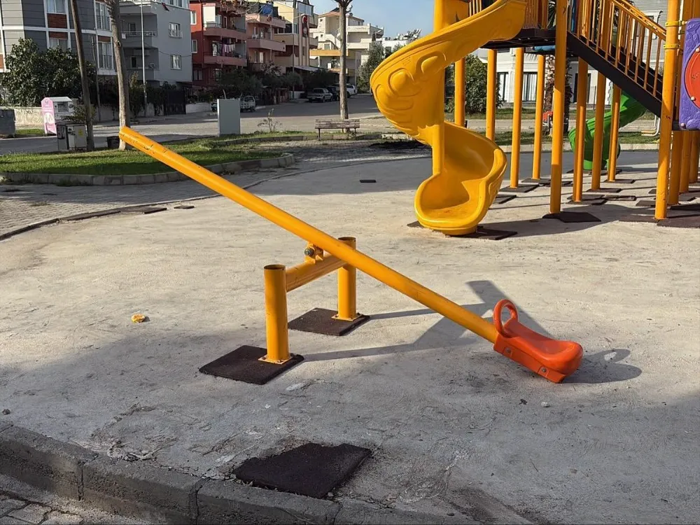 Çocukların oyun alanı tahrip edildi, zemin kaplamaları ateşe verildi