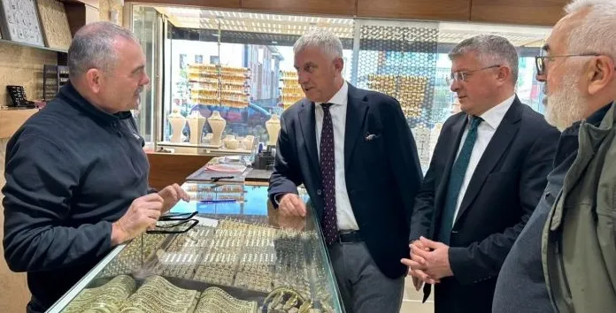 BAŞKAN SARIALİOĞLU ATATÜRK BULVARI’NDA ESNAF VE VATANDAŞLARLA BULUŞTU