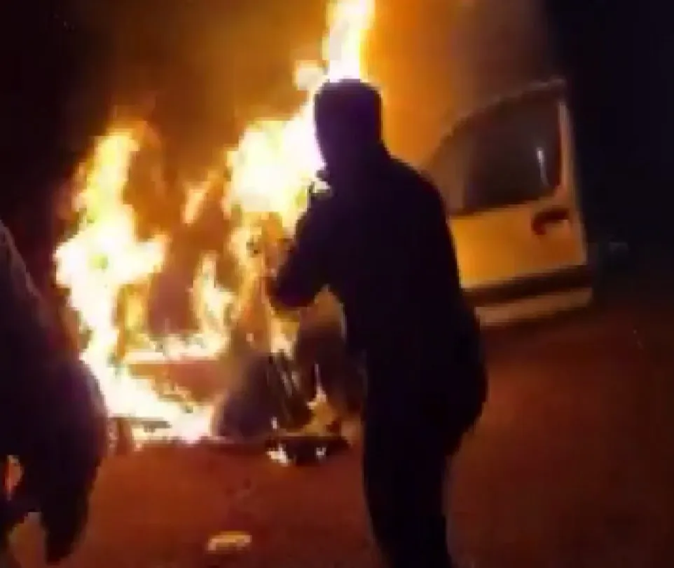 Gaziantep’te Yanan Araca Cezaevi Personeli Müdahale Etti: 5 Kişi Kurtarıldı