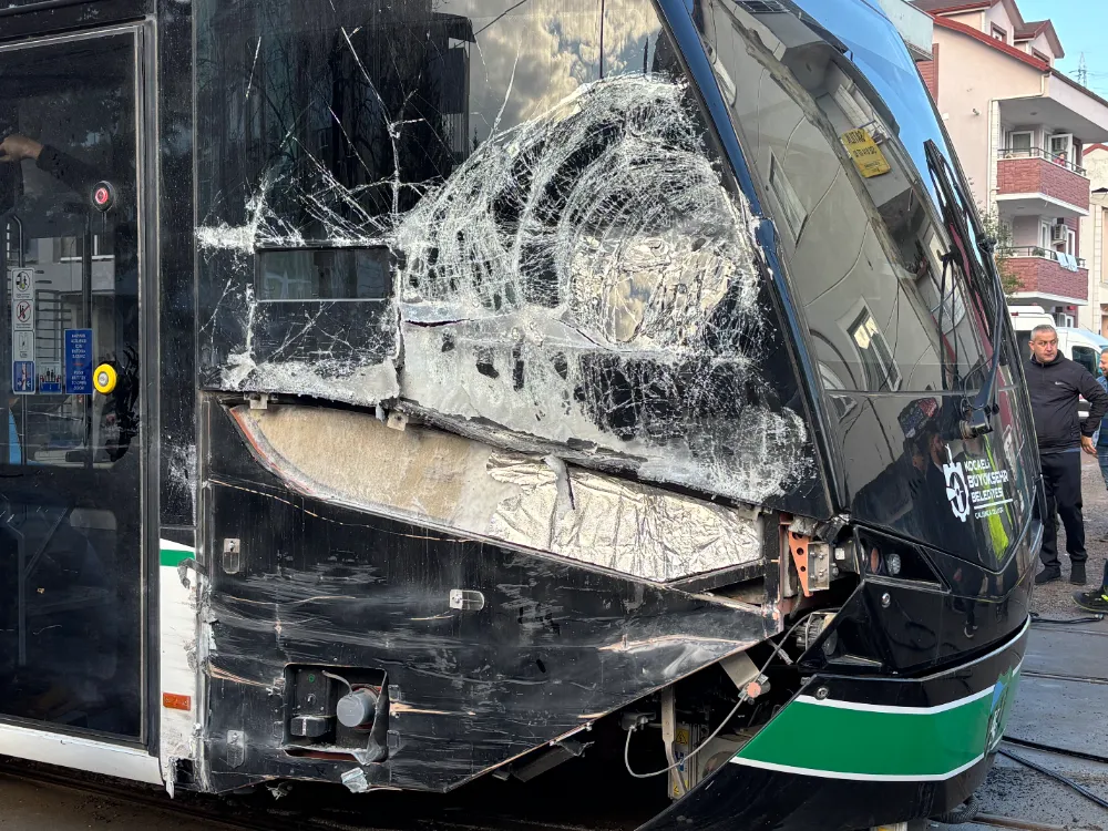 Kocaeli’de Çöp Kamyonu Tramvaya Çarptı: 3 Yaralı